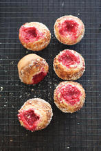 Muffins fylt med røde bær