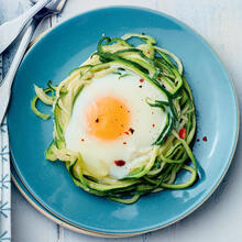 Squashnudel-reir med posjerte egg
