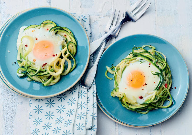 Tupperware Squashnudel-reir med posjerte egg 