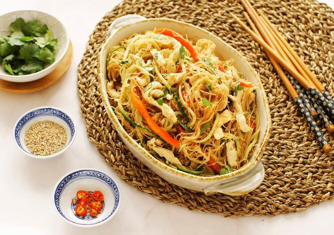 Tupperware Thailandsk risnuddelsalat ultimate-mixing-bowl-thai-rice-noodle-salad-02.jpg